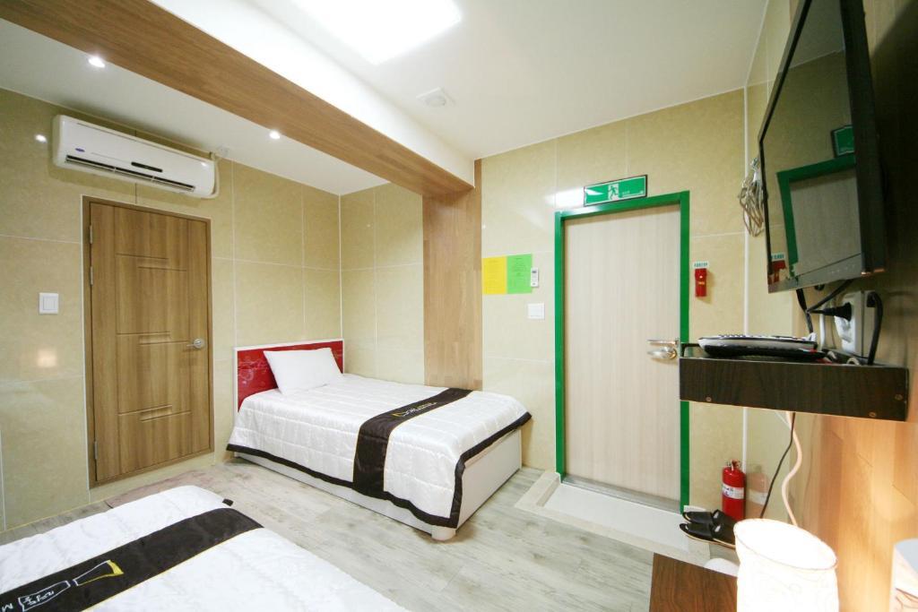 Guesthouse Myeongdong 2 Сеул Стая снимка