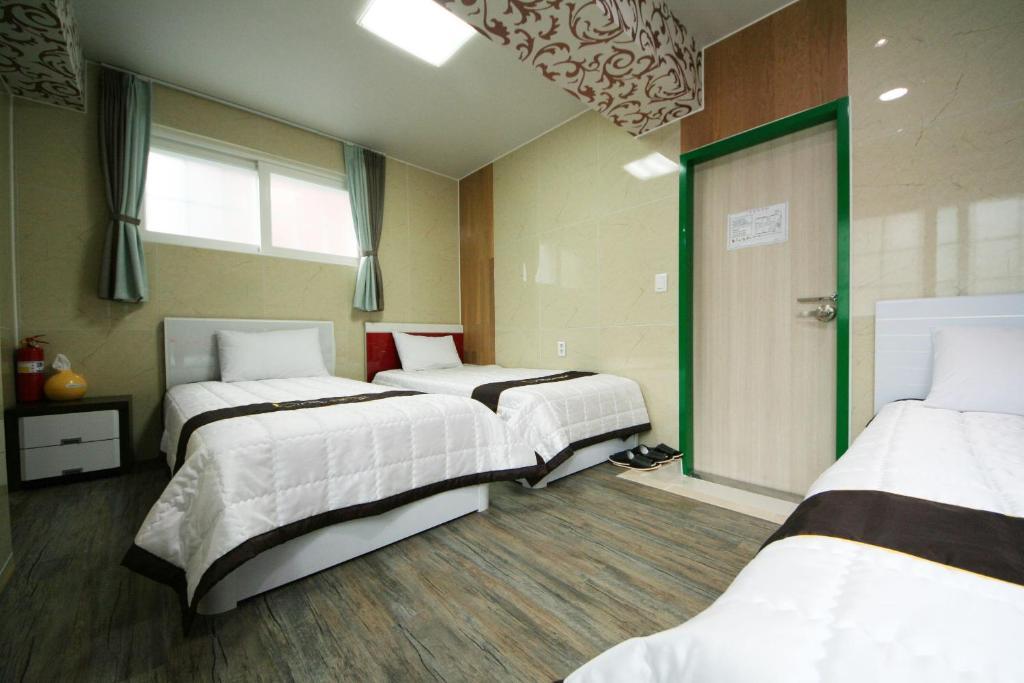 Guesthouse Myeongdong 2 Сеул Стая снимка