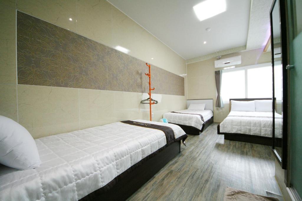 Guesthouse Myeongdong 2 Сеул Стая снимка