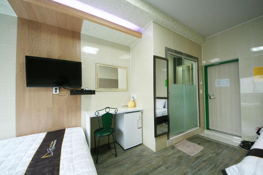 Guesthouse Myeongdong 2 Сеул Стая снимка