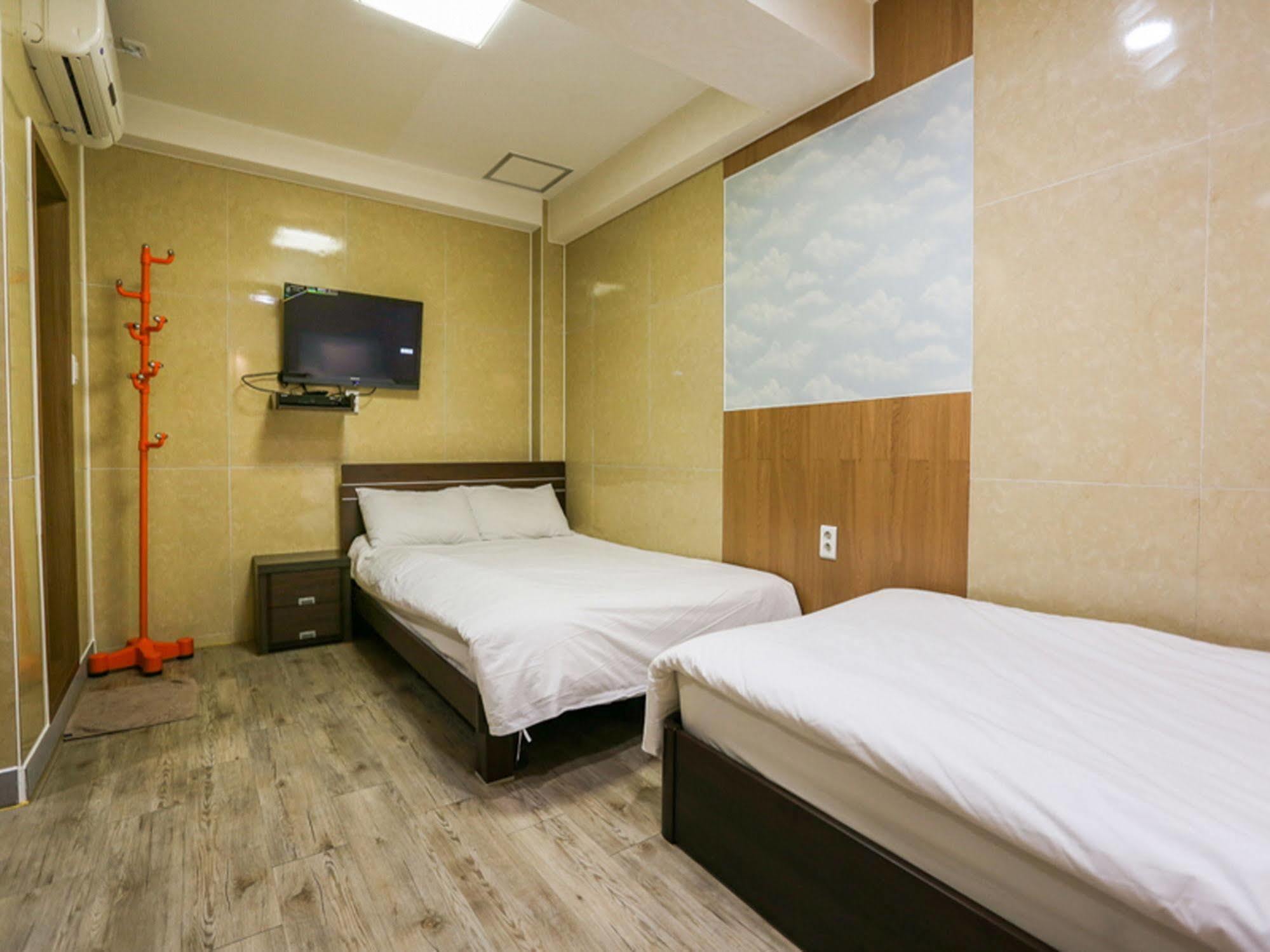 Guesthouse Myeongdong 2 Сеул Екстериор снимка