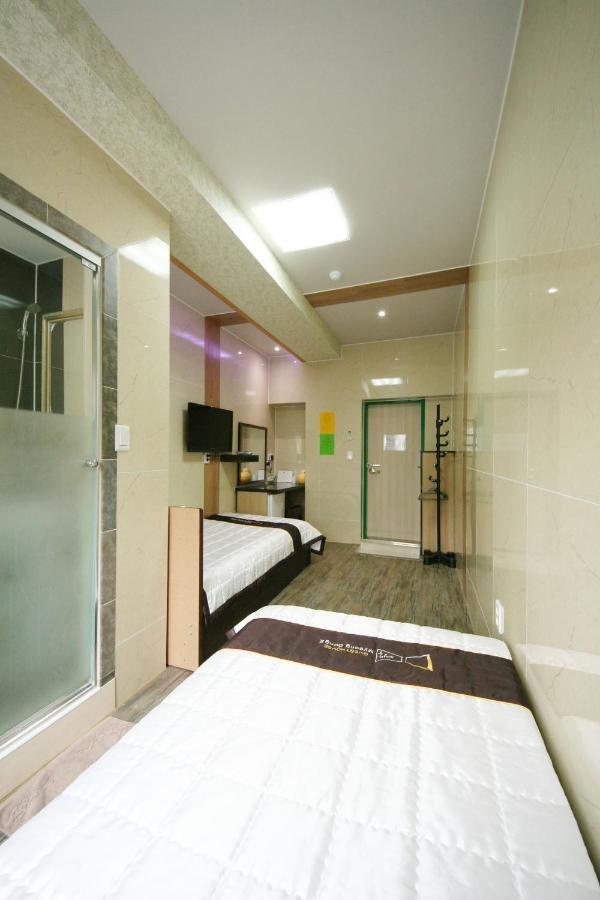 Guesthouse Myeongdong 2 Сеул Стая снимка